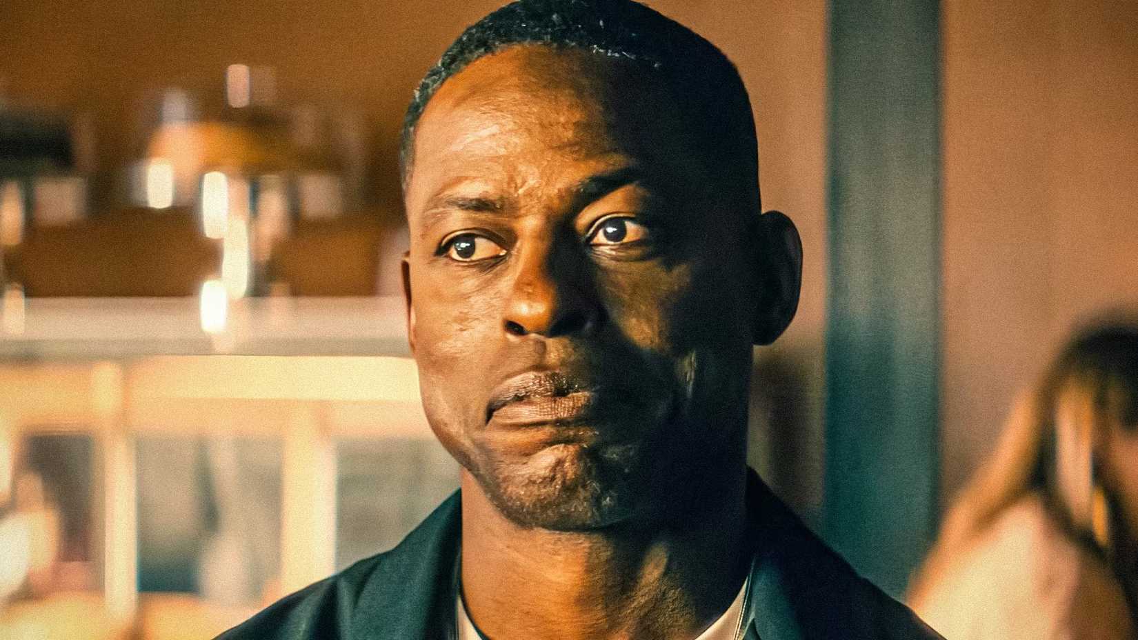 Sterling K. Brown blickt in Paradise in die Kamera