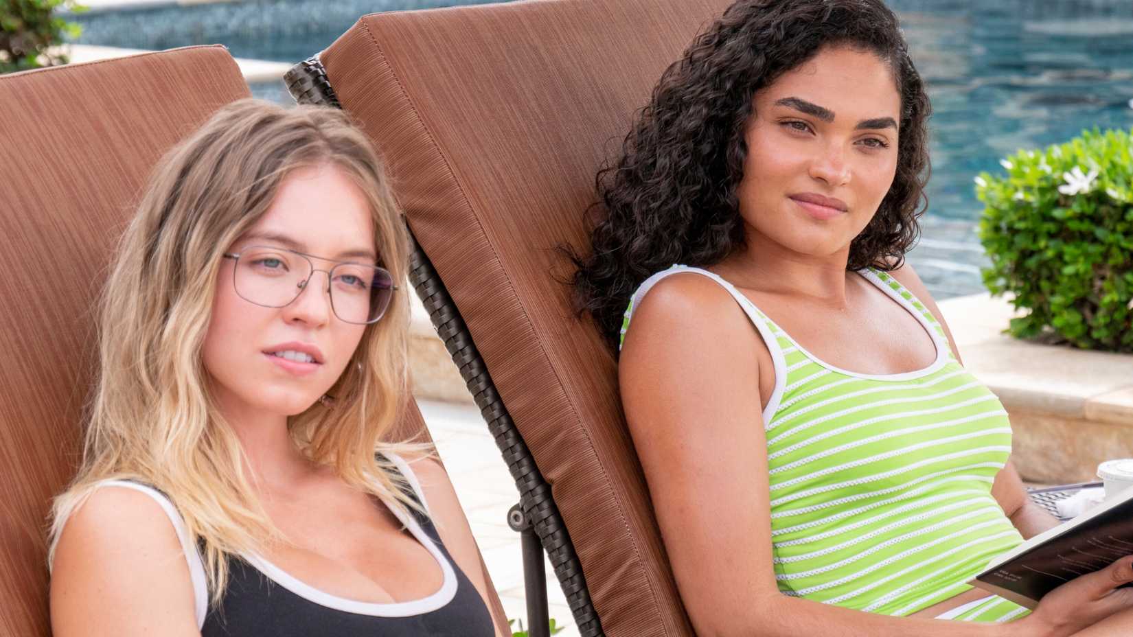 Sydney Sweeney e Brittany O'Grady sentadas à beira da piscina em The White Lotus temporada 1.