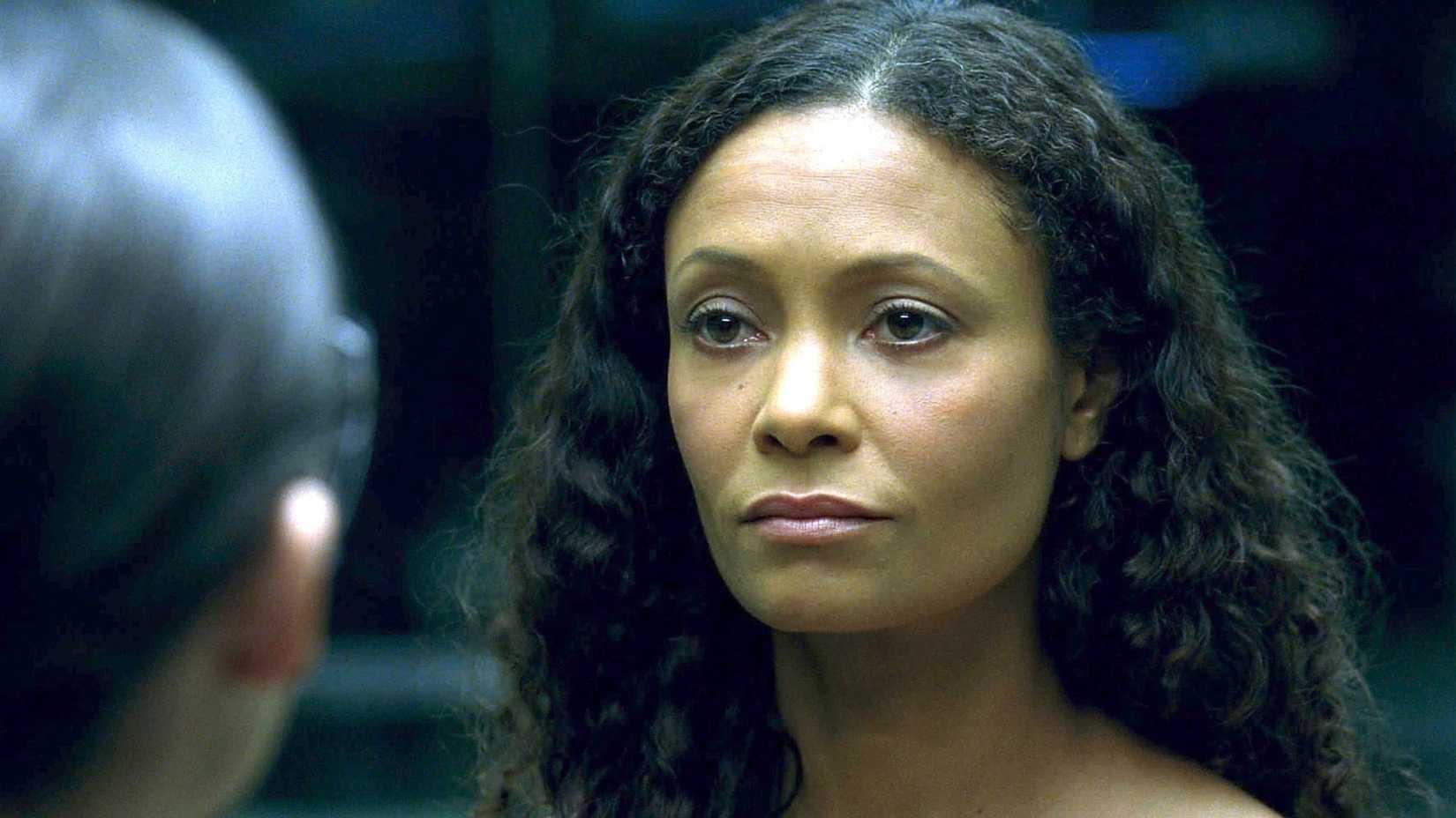 Thandi Newton com uma expressão de descontentamento em Westworld.
