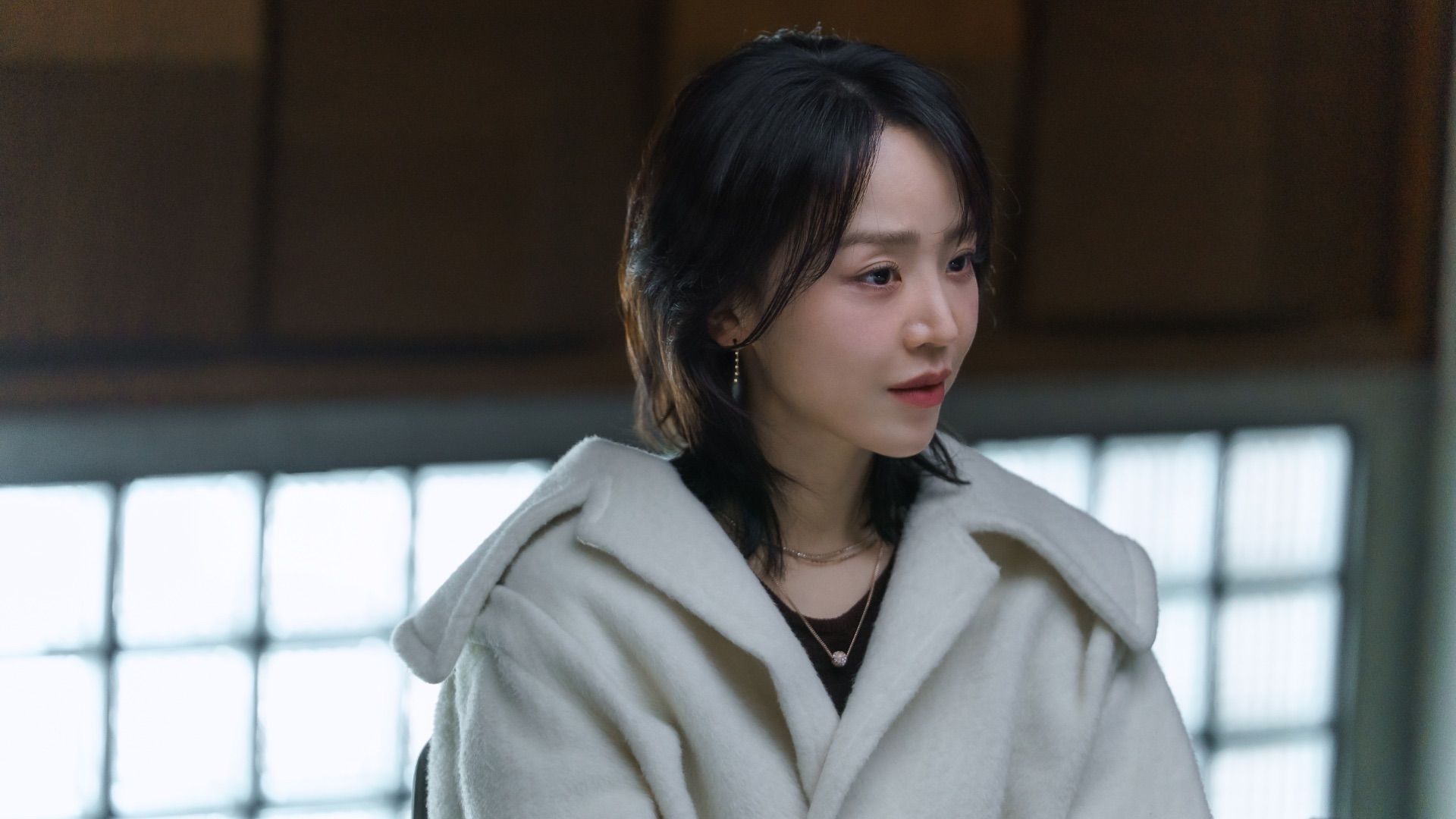 Shin Hye-sun como Sarah Kim no K-drama The Art of Sarah, da Netflix.