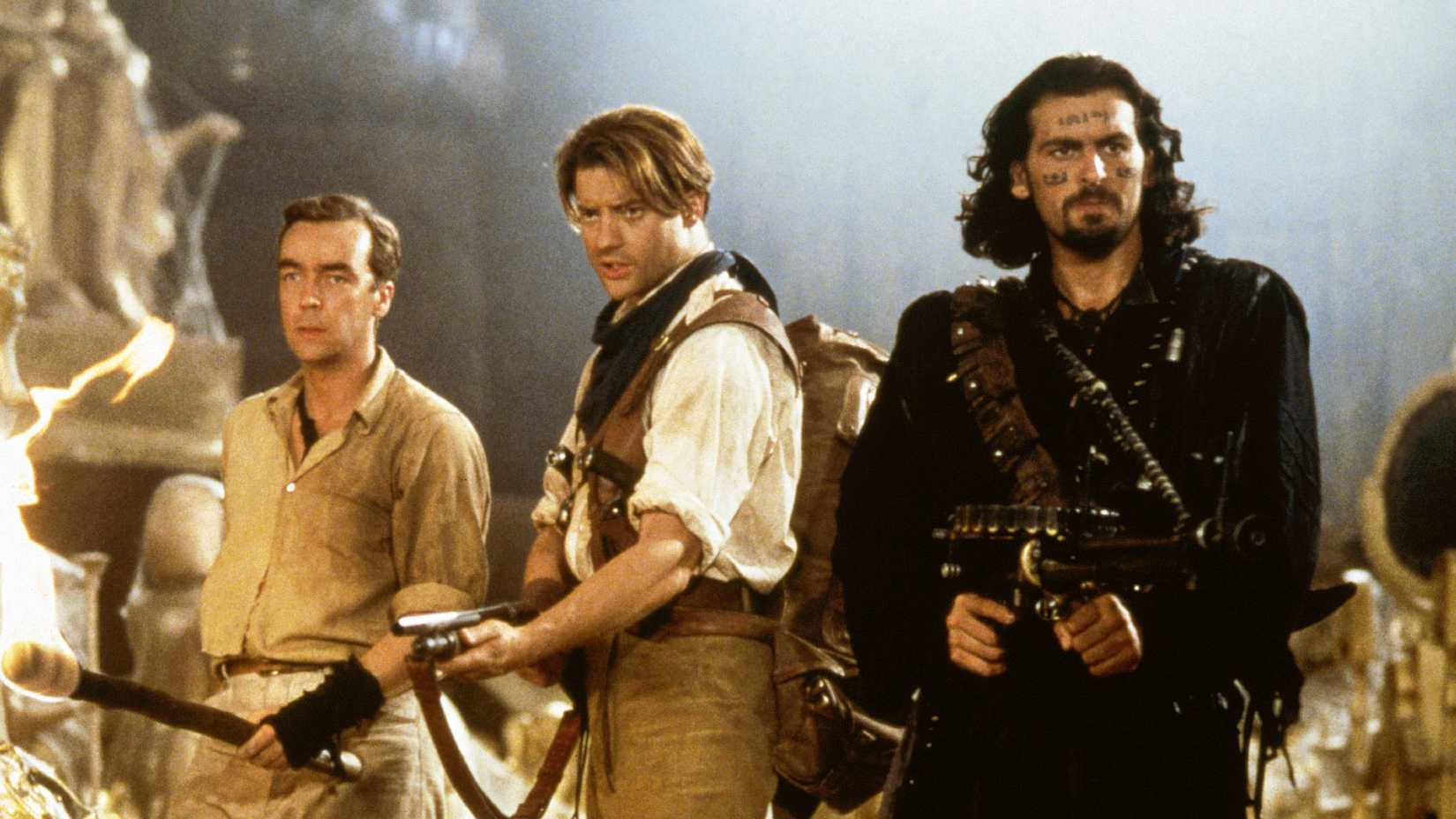 Brendan Fraser, John Hannah und Oded Fehr mit Waffen in „Die Mumie kehrt zurück“.