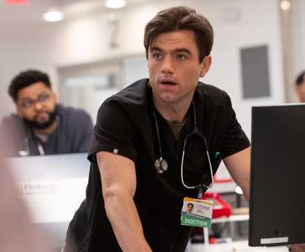 Patrick Ball als Dr. Frank Langdon, überrascht, in The Pitt.