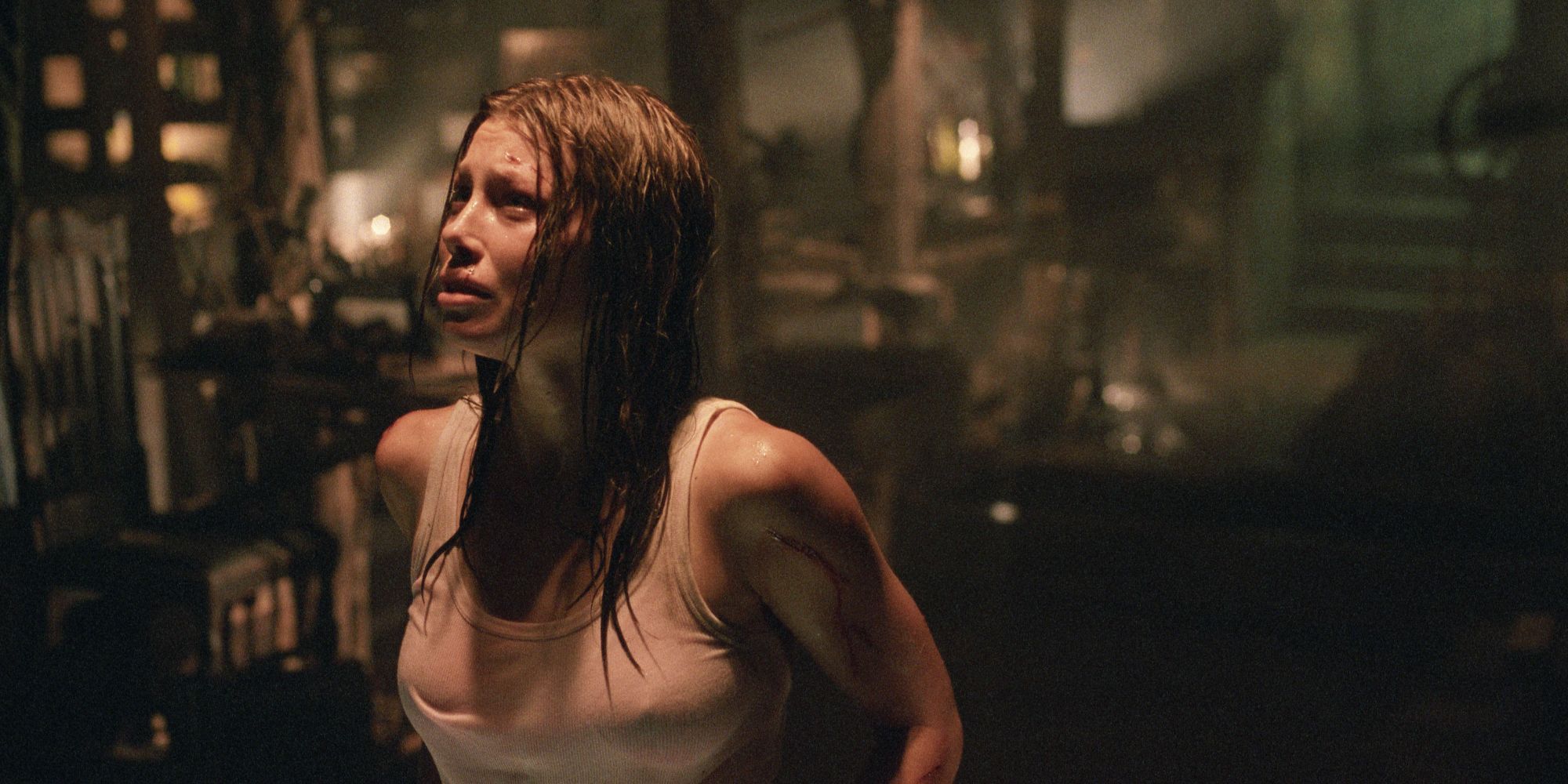 Jessica Biel as Erin Hardesty looking terrified in The Texas Chainsaw Massacre.