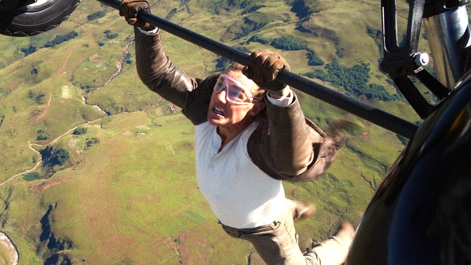 Tom Cruise's Latest Death-Defying Action Blockbuster Has 2 Of His All-Time Greatest Stunts