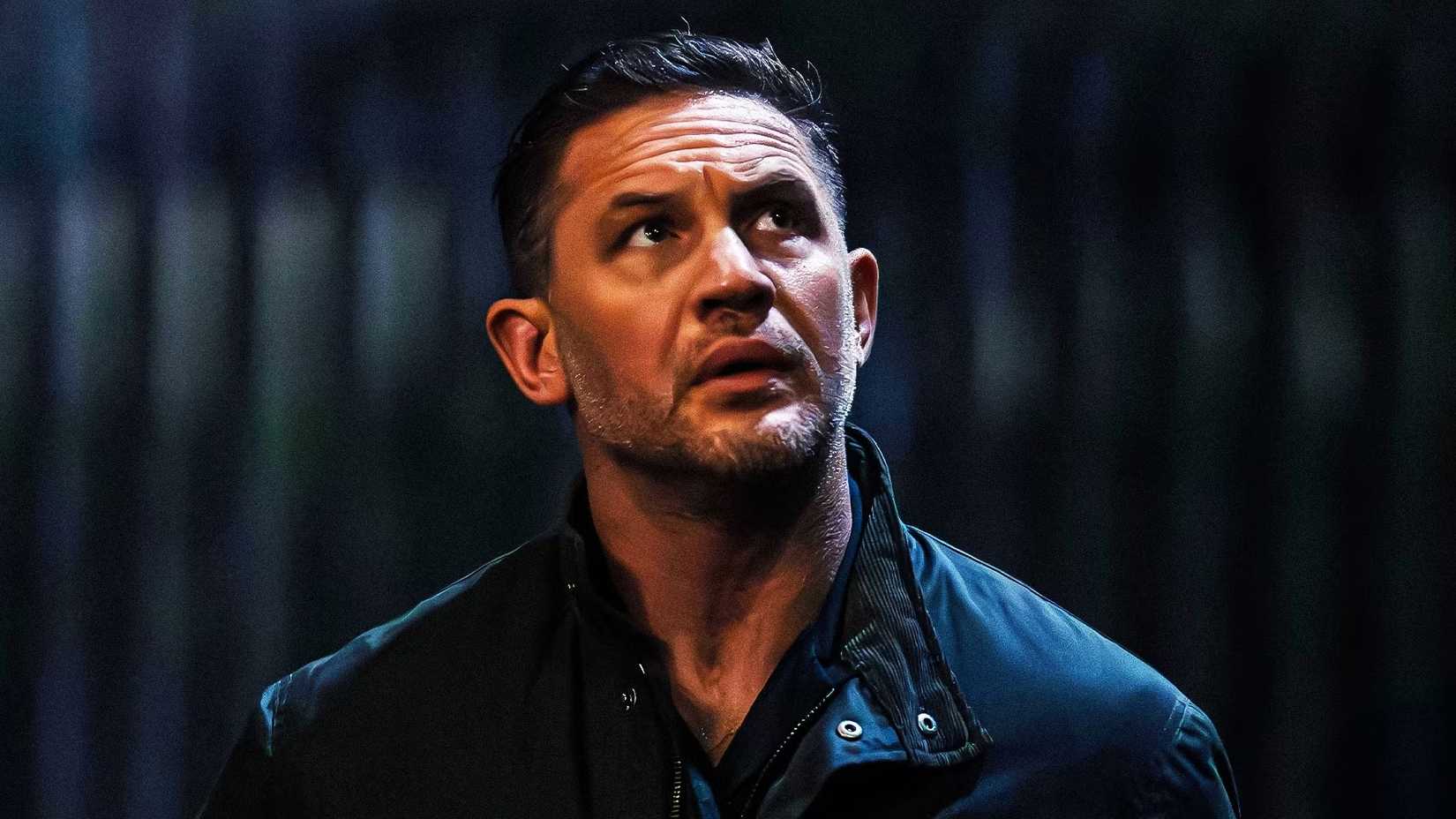 Tom Hardy como Harry Da Souza olhando para cima em MobLand