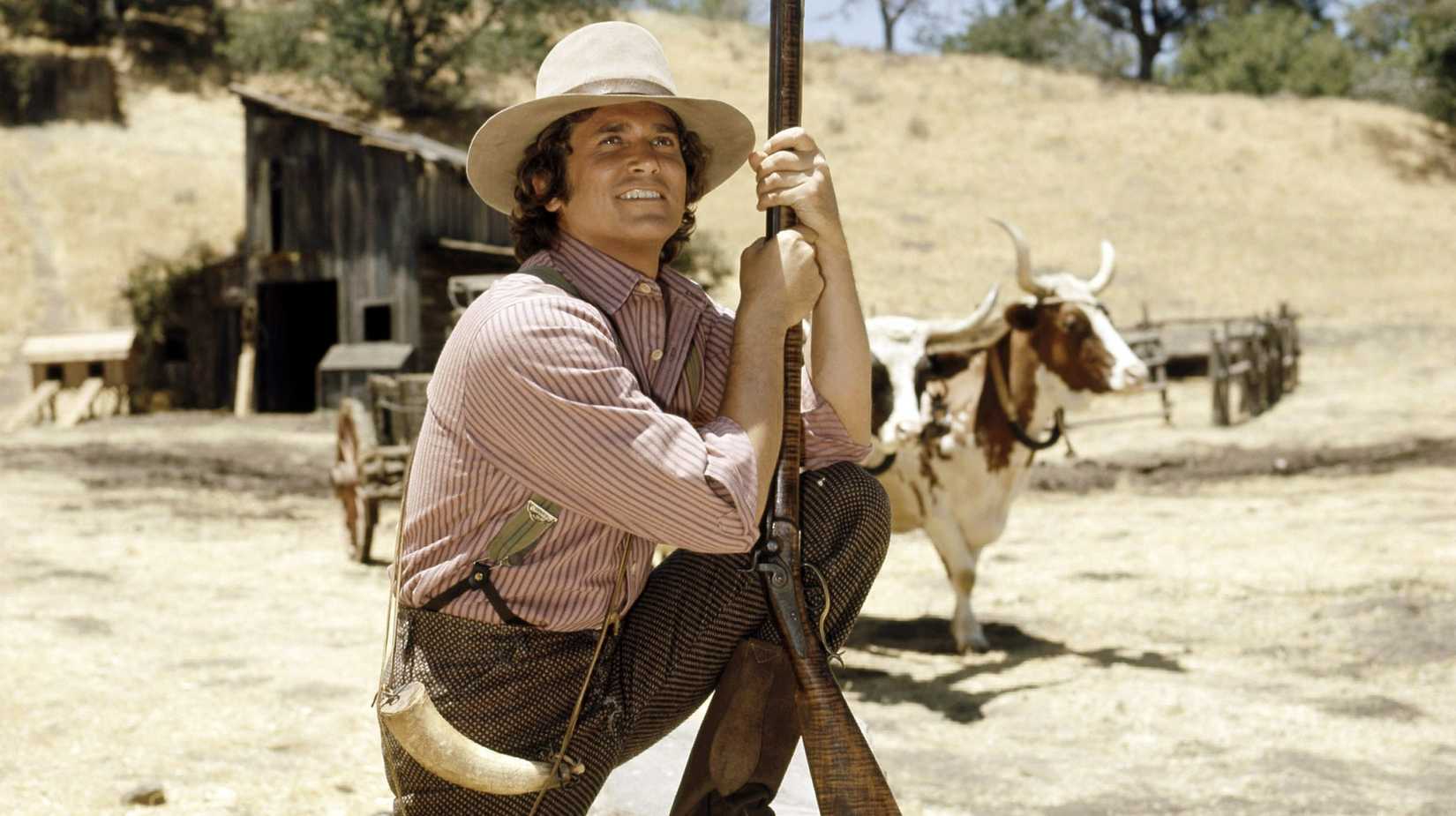 Michael Landon como Charles Ingalls sorrindo em Little House on the Prairie (1974)