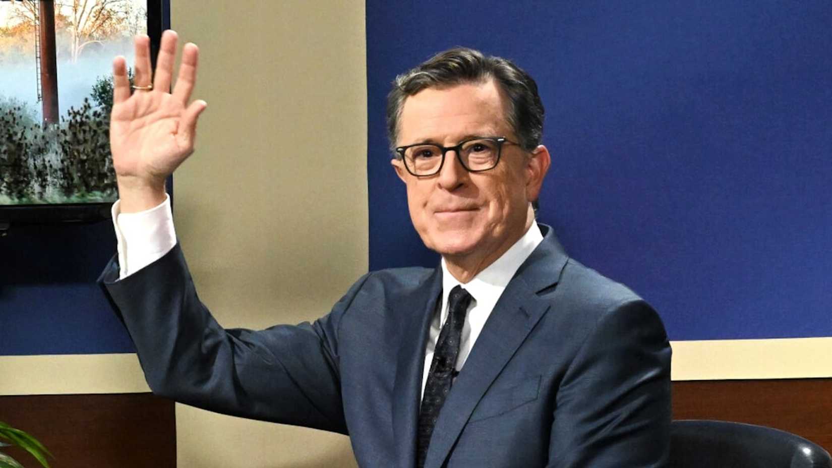 Stephen Colbert acena em The Late Show