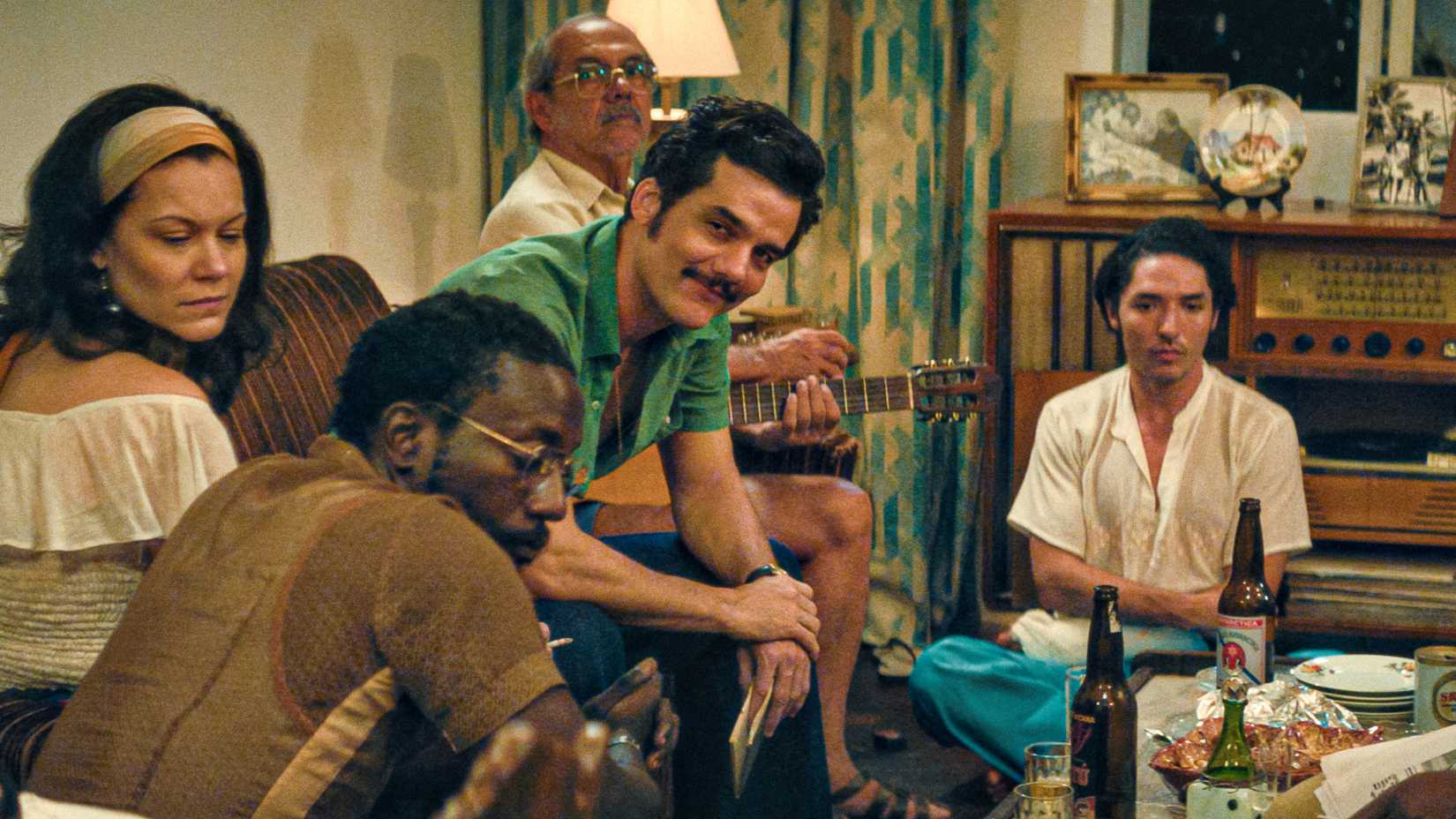 Wagner Moura, Hermila Guedes und Isabél Zuaa in The Secret Agent