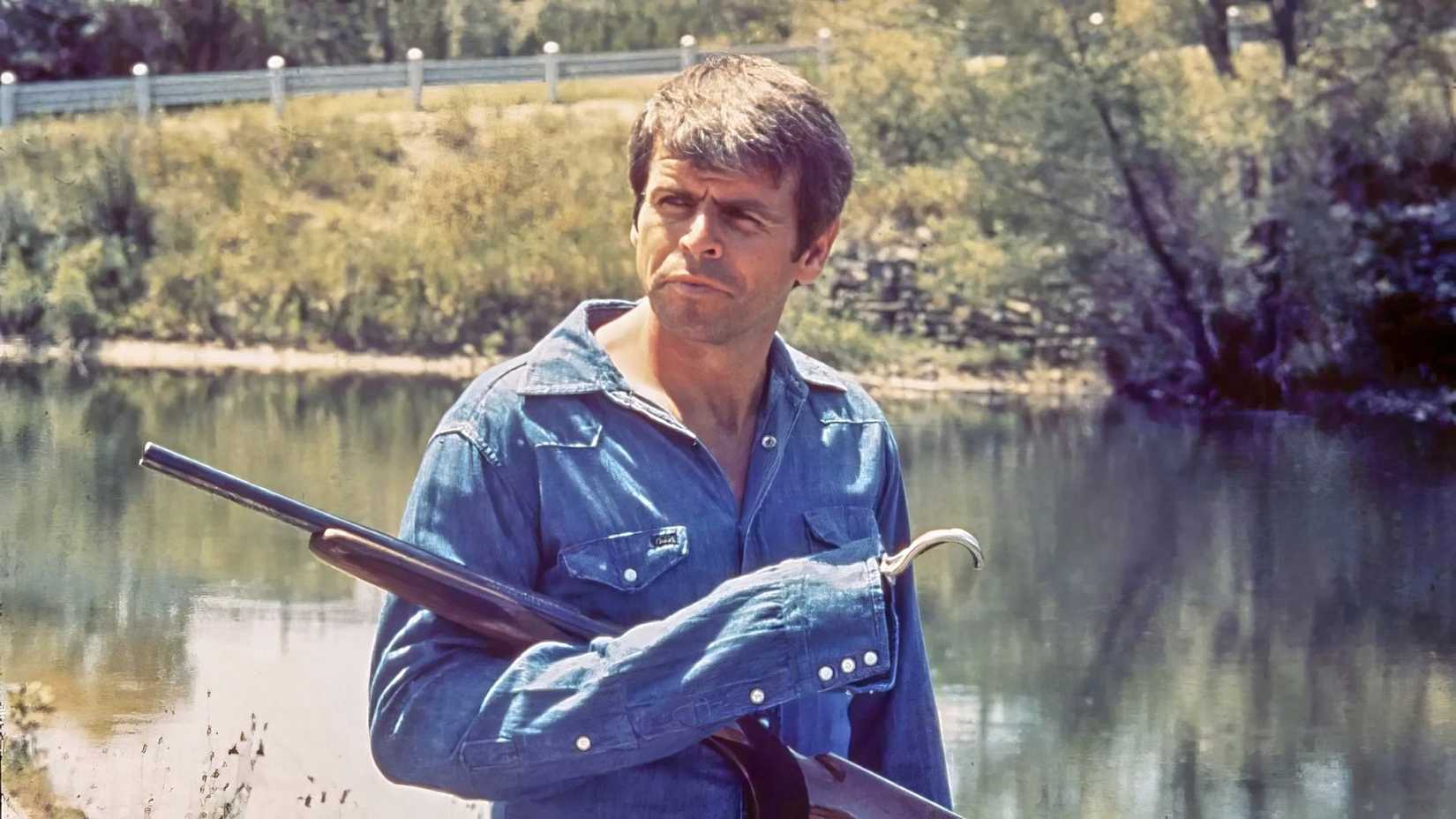 William Devane como Rane con una escopeta y mano con gancho en Rolling Thunder
