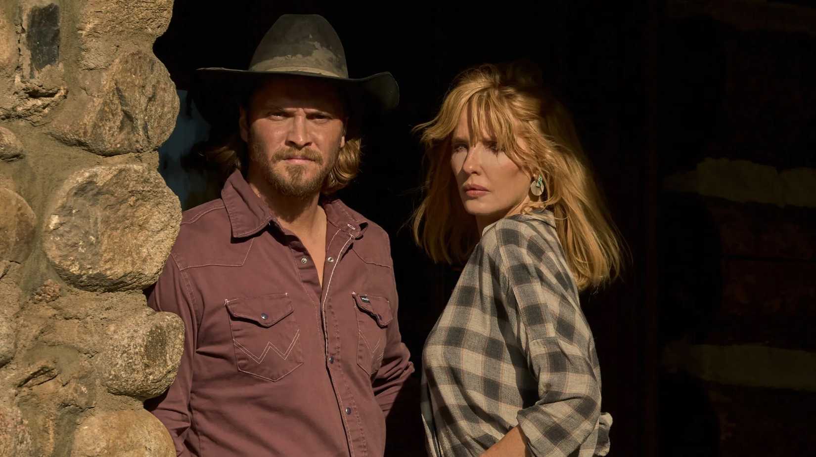 Kelly Reilly como Beth Dutton e Cole Hauser como Rip Wheeler em Yellowstone.