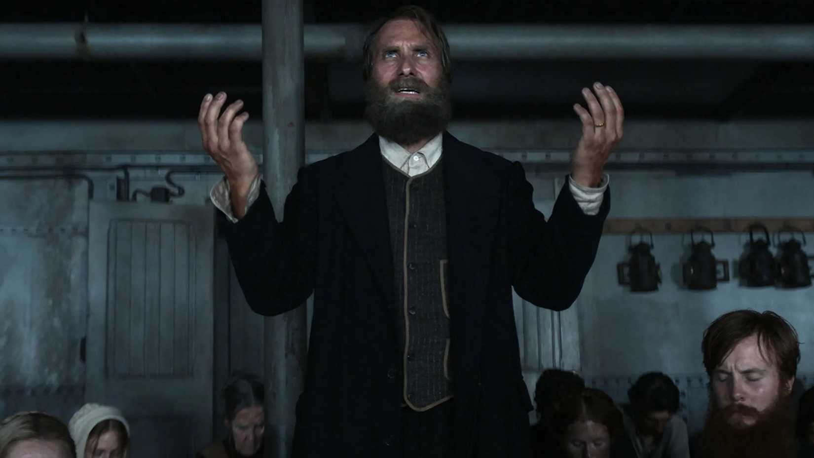 Um homem com as mãos estendidas em 1899.