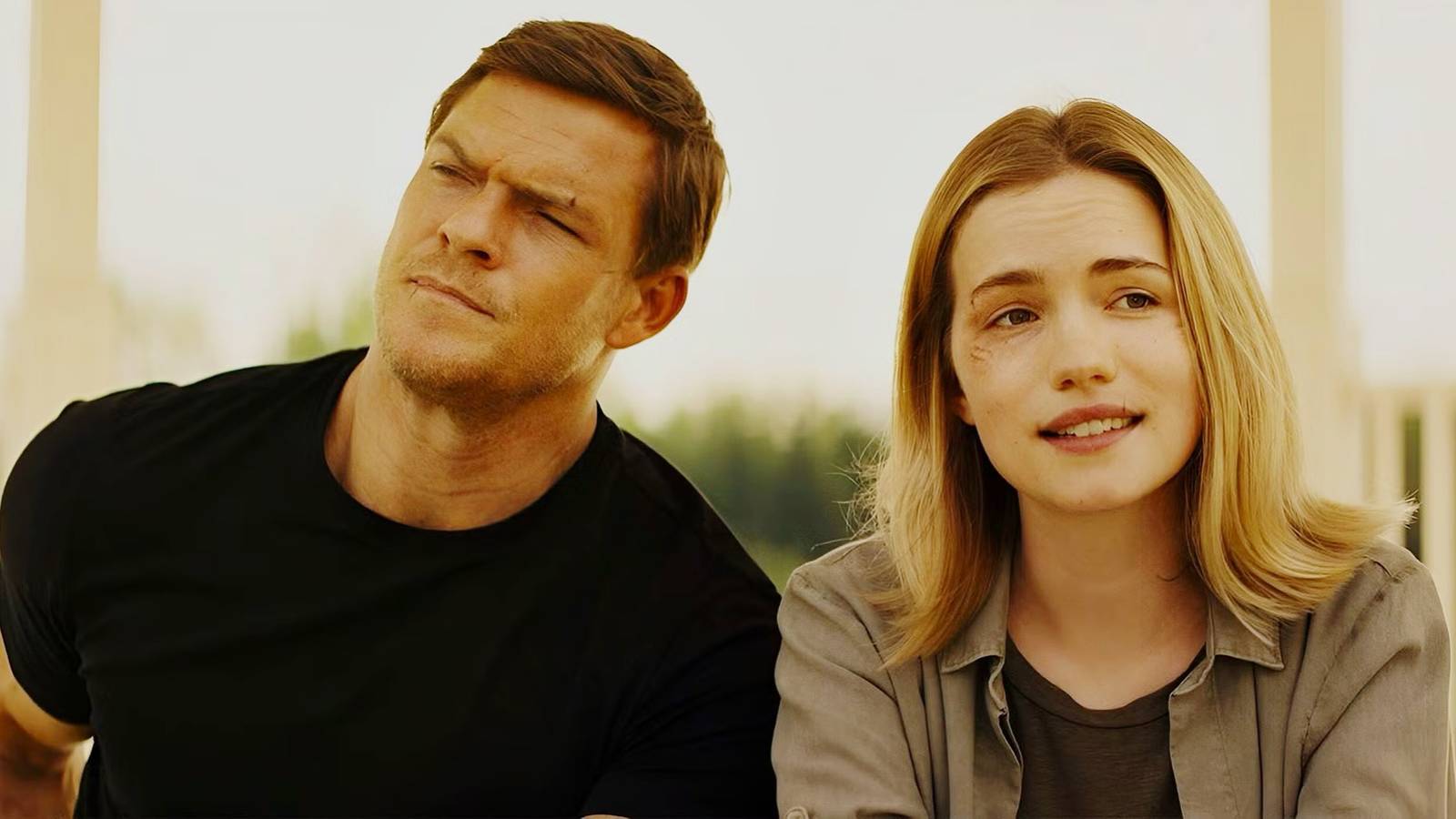 Alan Ritchson as Jack Reacher and Willa Fitzgerald as Roscoe in Reacher season 1