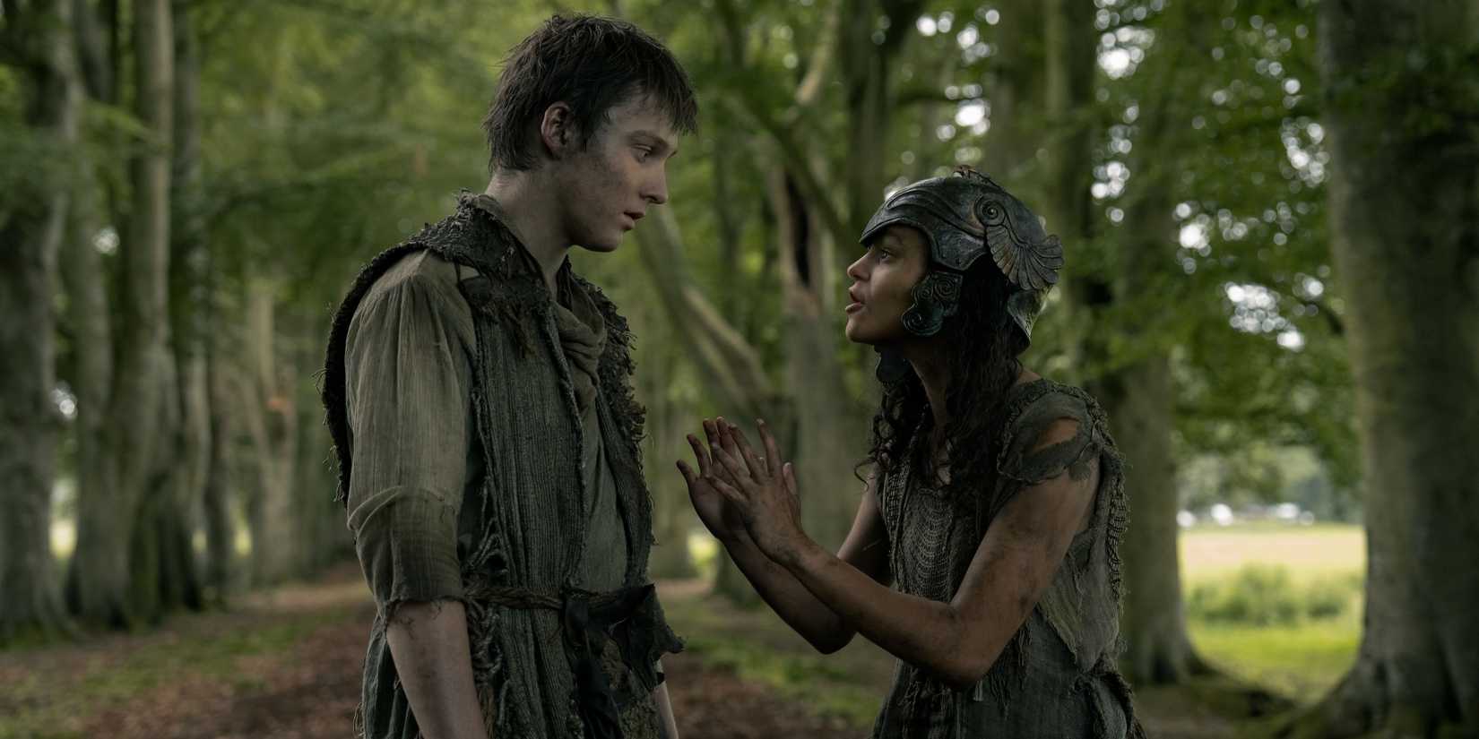 Jovem Dunk (Bamber Todd) conversando com Rafe (Chloe Lea) na estrada em A Knight of the Seven Kingdoms.
