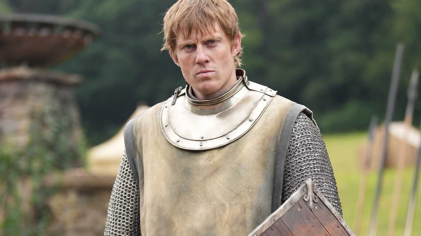 Dunk trägt eine Rüstung in „Ein Ritter der sieben Königreiche“.