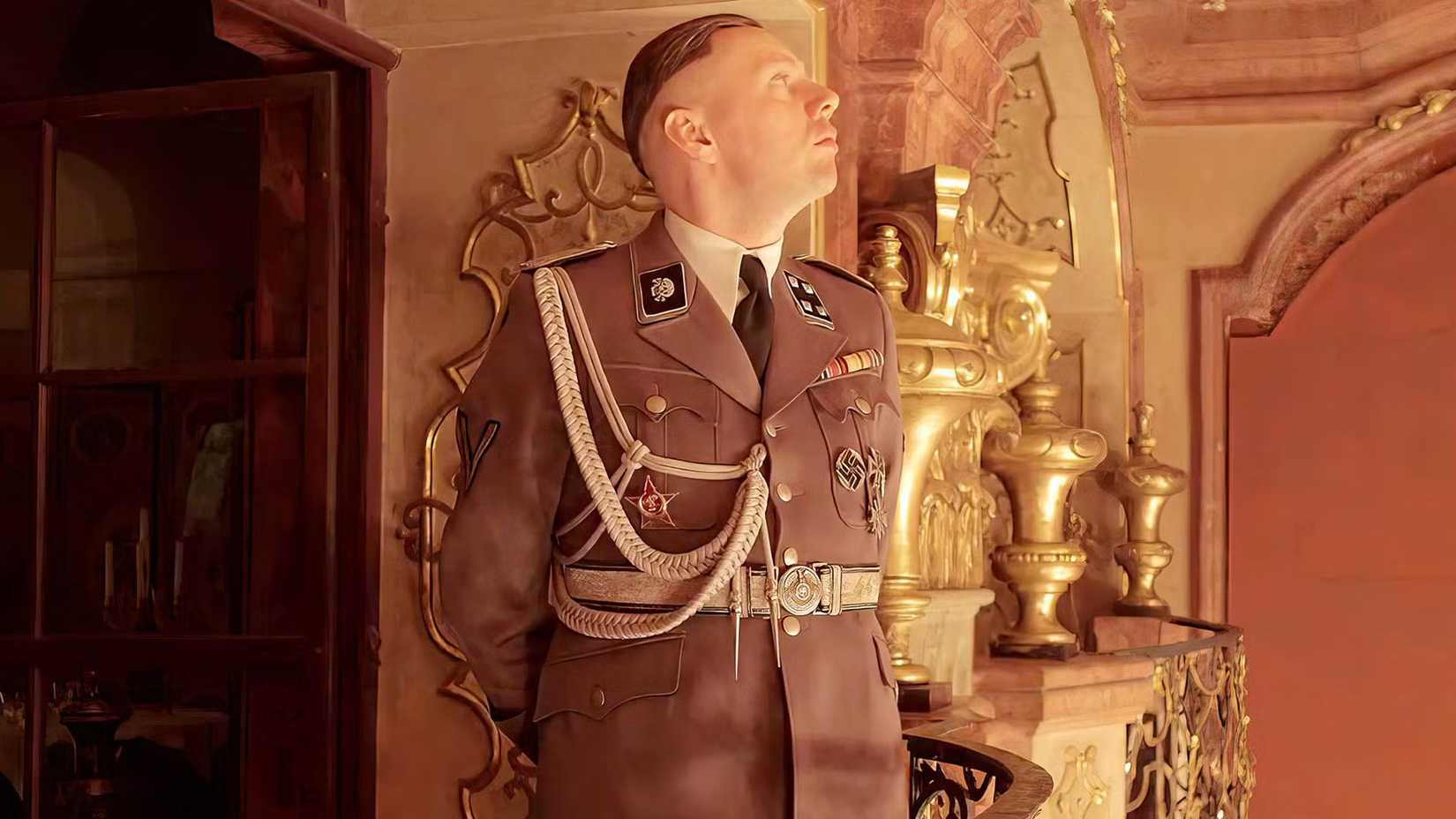 Homem em uniforme nazista em Zona de Interesse