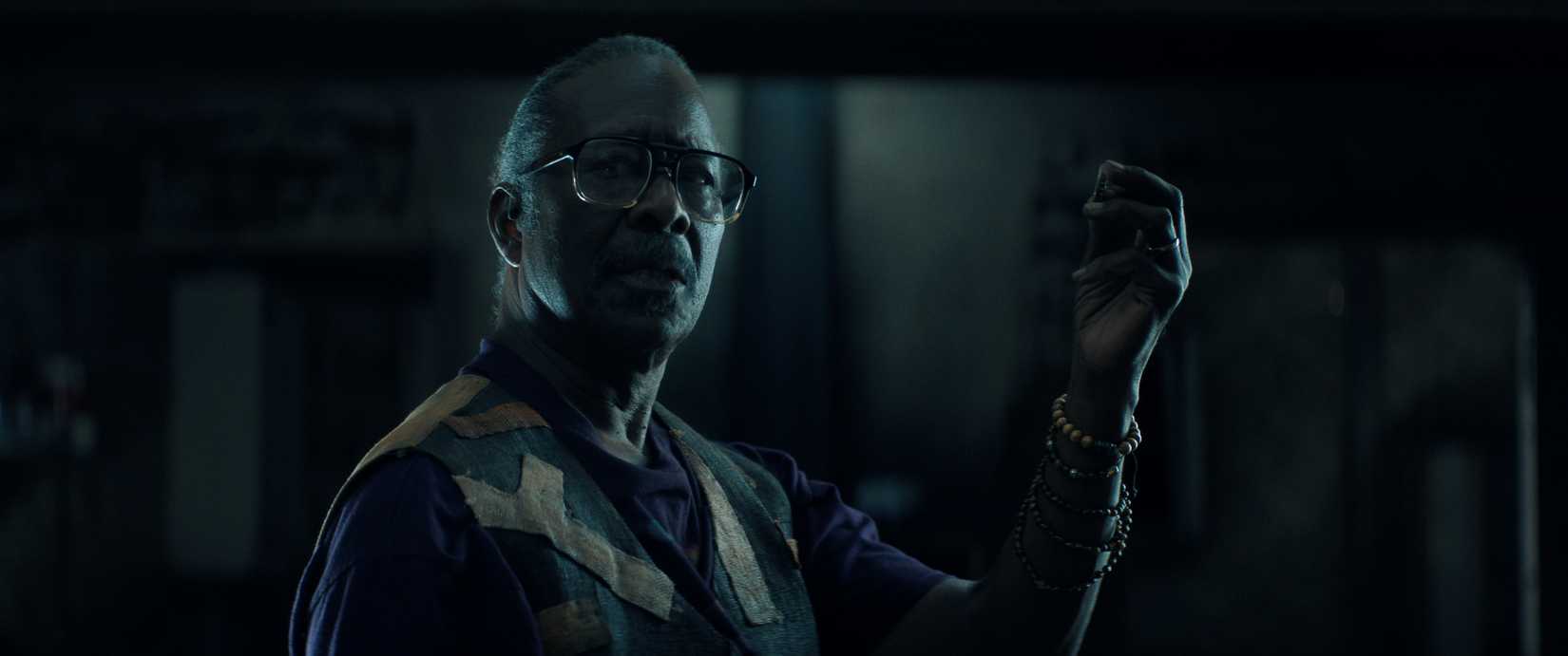 Um homem em pé na escuridão em The Boroughs