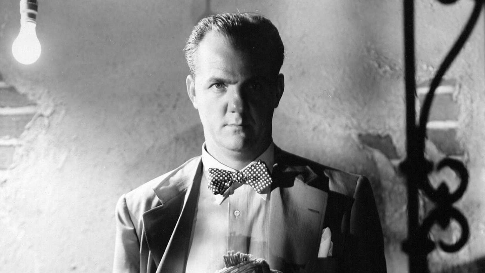 Karl Malden posiert im Schatten auf einem Werbebild für „A Streetcar Named Desire“.