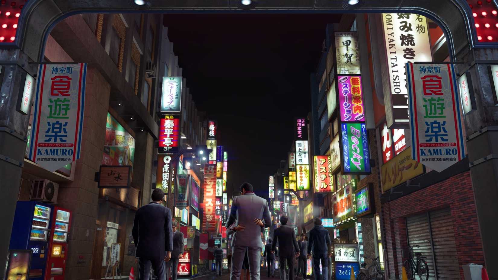 Eine Ansicht von Kazuma Kiryu von hinten, wie er Haruka unter dem Kamurocho-Schild in Yakuza Kiwami 3 & Dark Ties umarmt