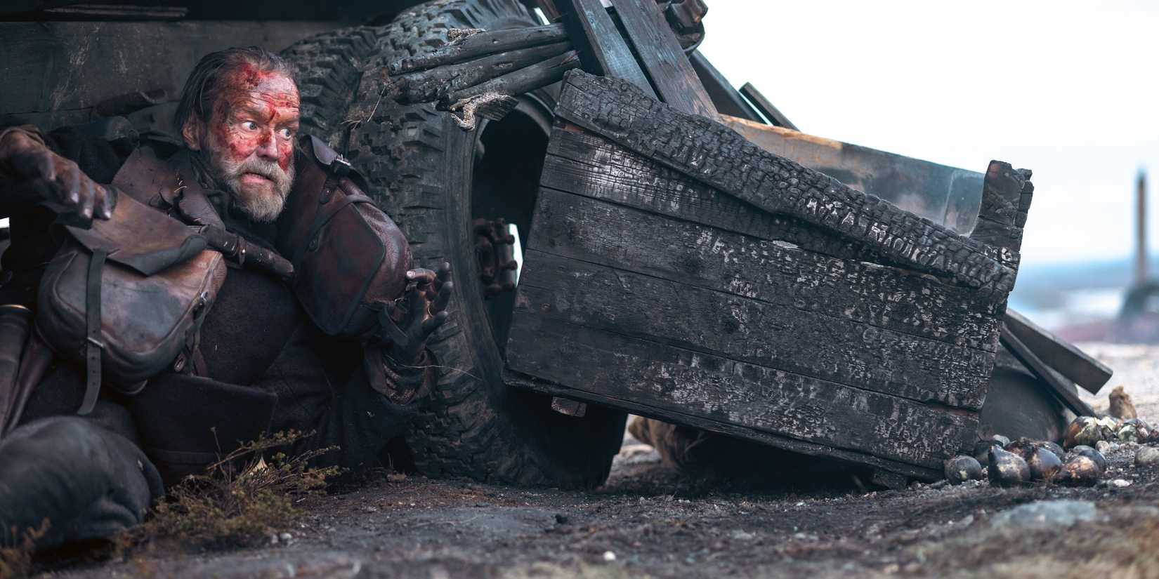 Aatami versteckt sich hinter einem Armeelastwagen in Sisu