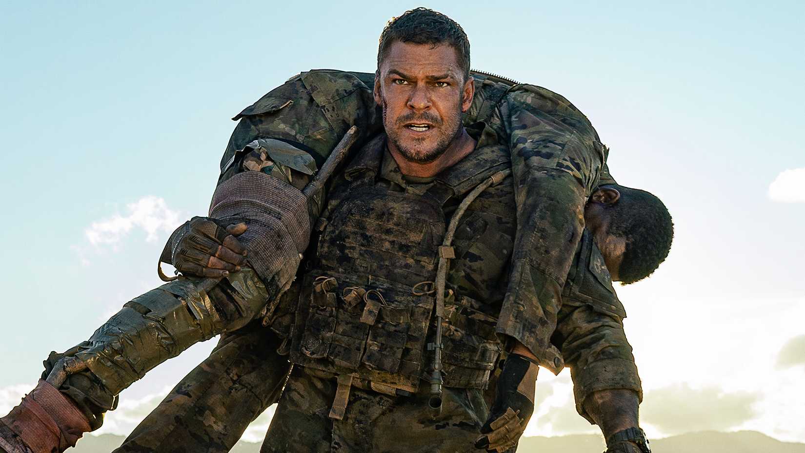Alan Ritchson trägt einen verwundeten Soldaten in War Machine