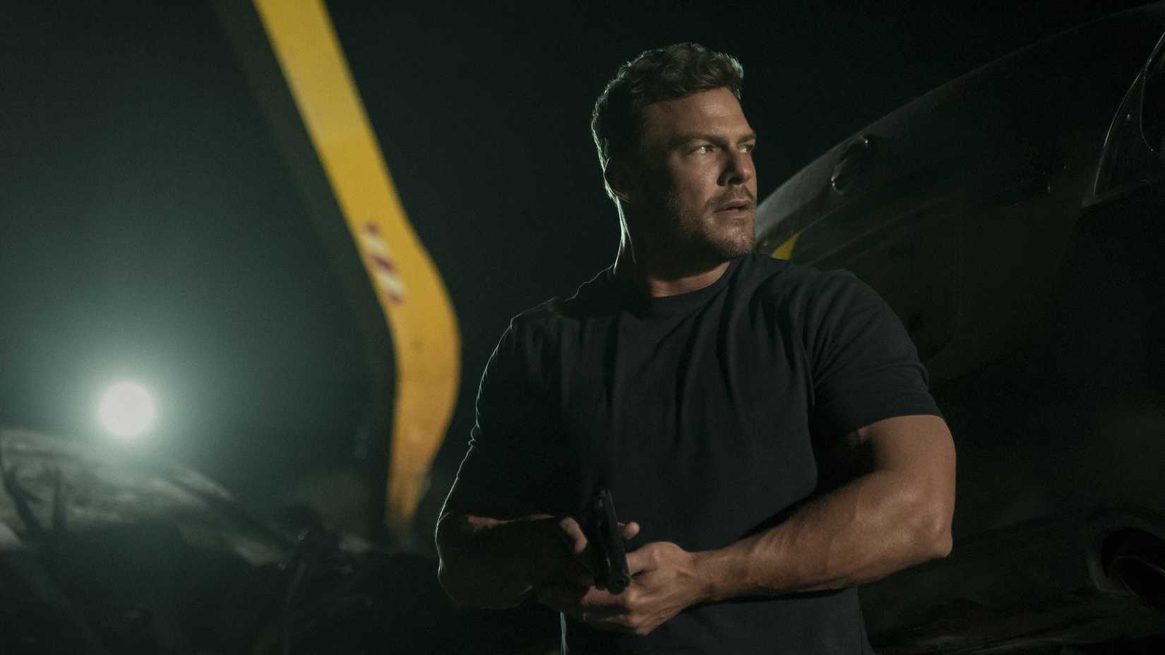 alan ritchson s reacher loads a gun in reacher