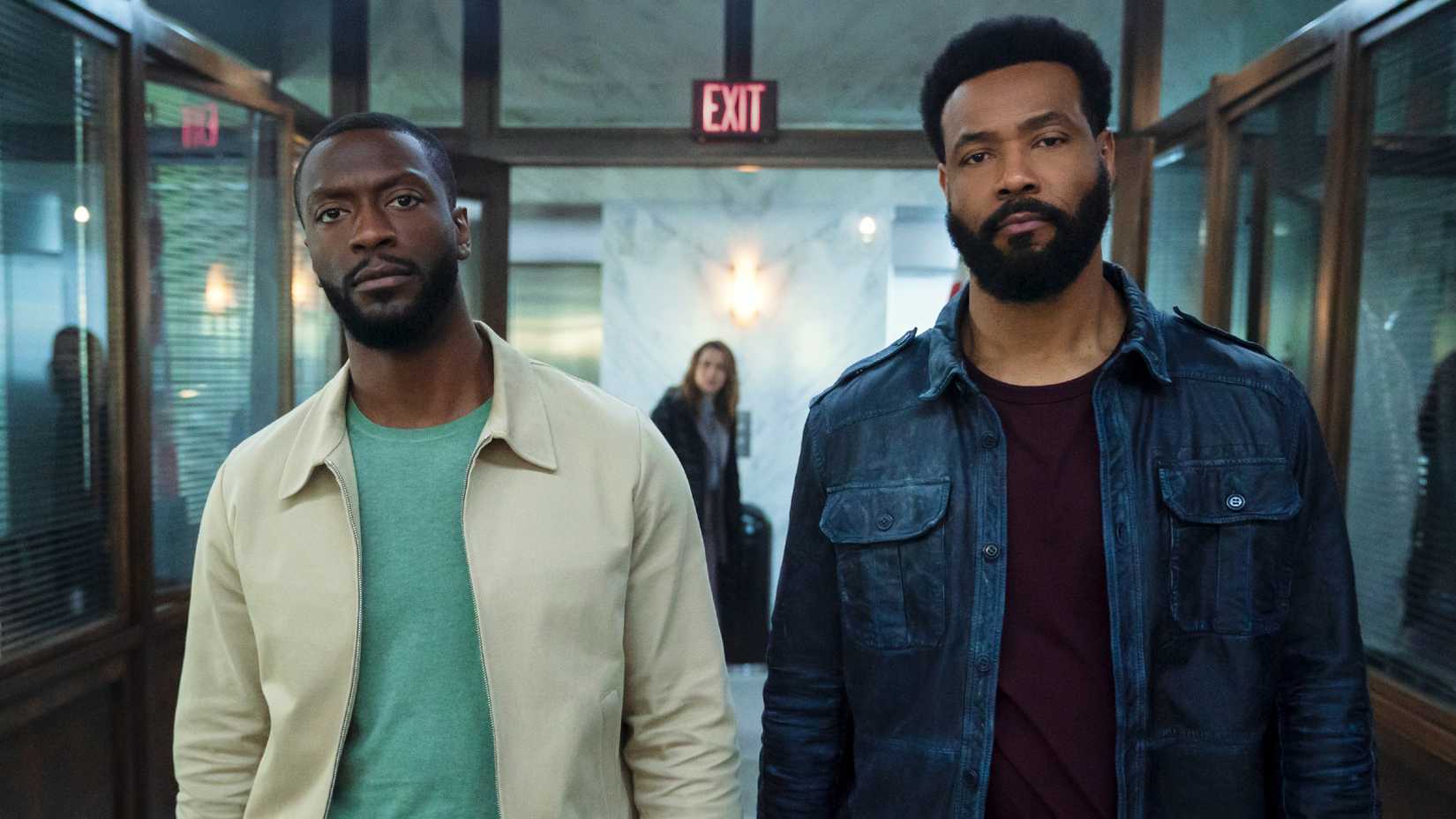 Alex Cross e John Sampson no departamento de polícia