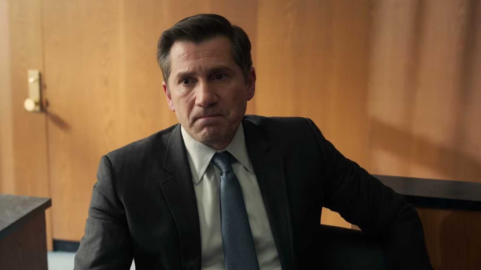 Alex Grant sieht im Zeugenstand in Staffel 4 von „The Lincoln Lawyer“ verärgert aus