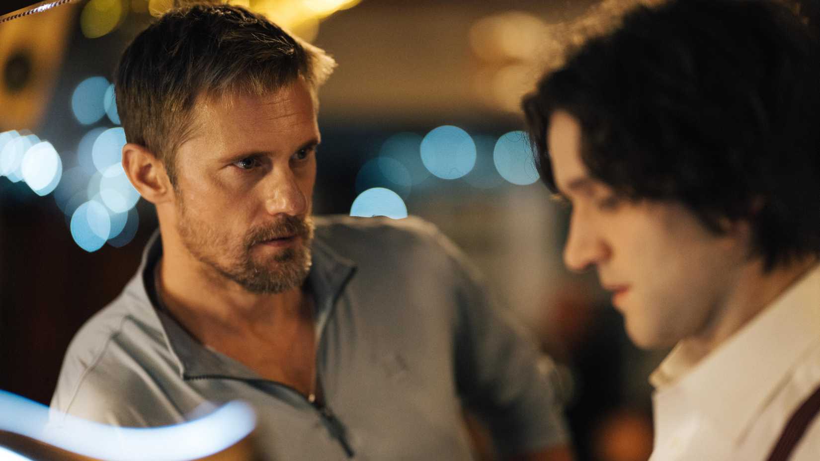 Alexander Skarsgård e Harry Melling em cena de Pillion