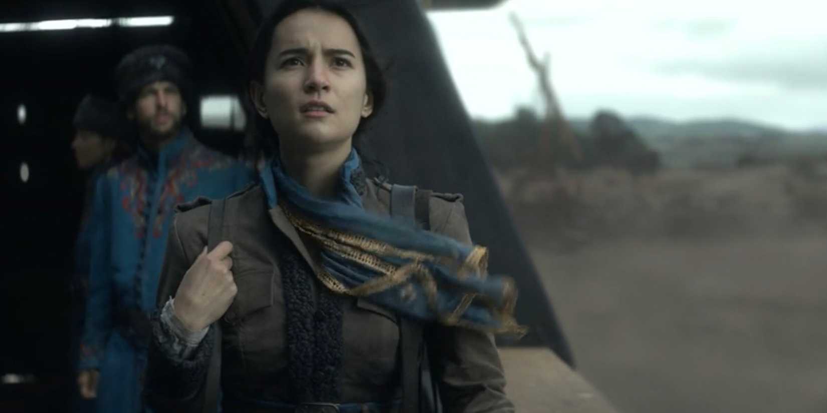 alina riding a skiff in the premiere episode of shadow and bone