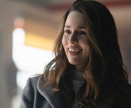 Kayla Craig uśmiechnięta w serialu Cross