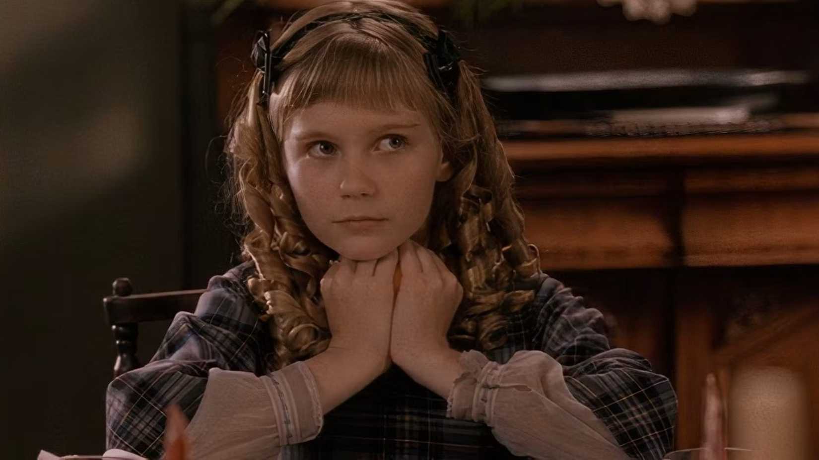 Amy March (Kirsten Dunst) hält in „Little Women“ eine Orange in der Hand