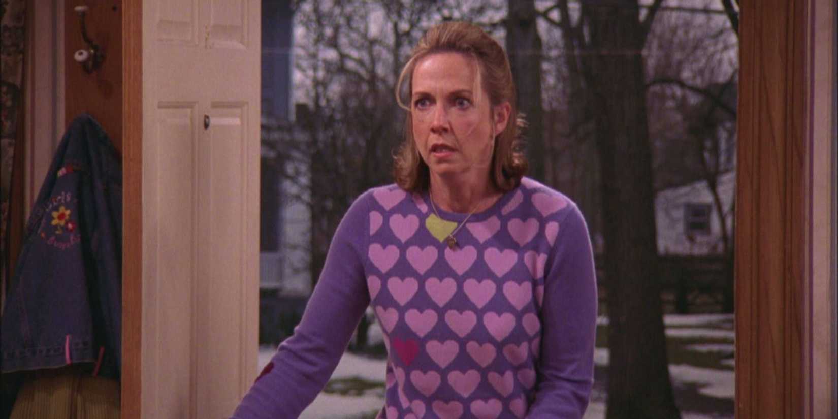 Amy (Monica Horan) correndo para dentro de casa em Everybody Loves Raymond.