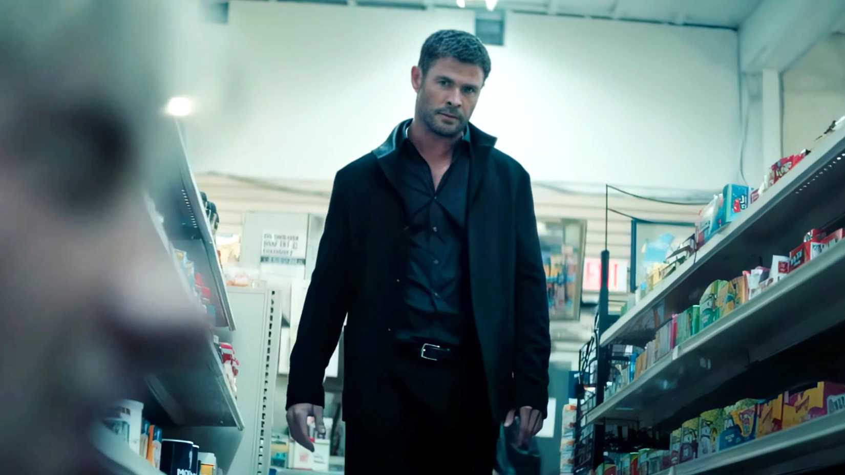 Chris Hemsworth irritado caminhando até Barry Keoghan em Crime 101