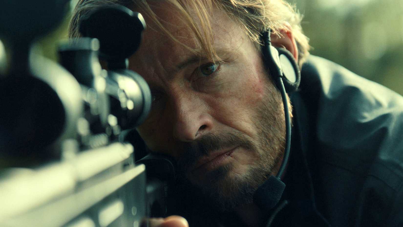 Andreas Pietschmann aiming a rifle in Netflix's Unfamiliar