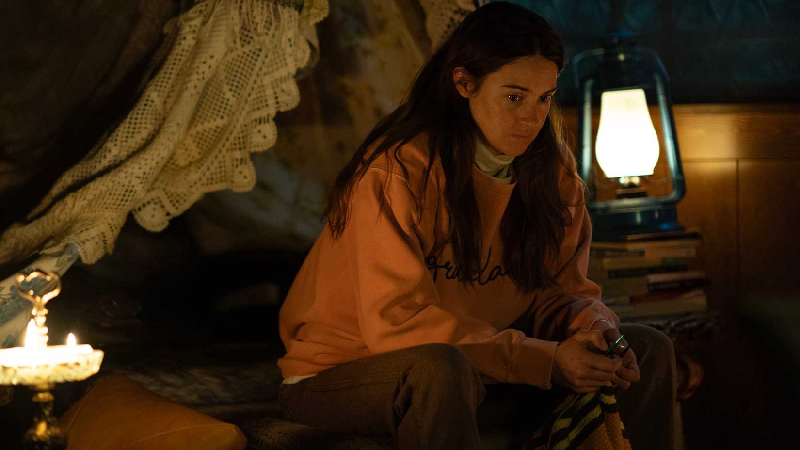 Annie (Shailene Woodley) sentada perto de uma luz em Paradise, 2ª temporada