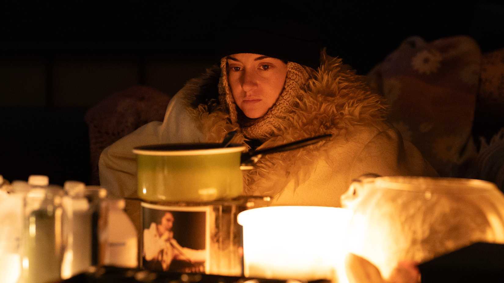 Annie (Shailene Woodley) em Graceland durante o apocalipse em Paradise 2