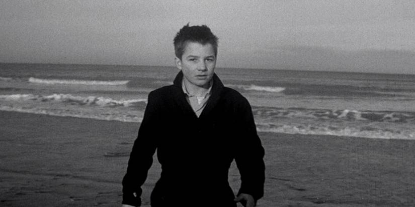 Antoine na praia em Os Incompreendidos