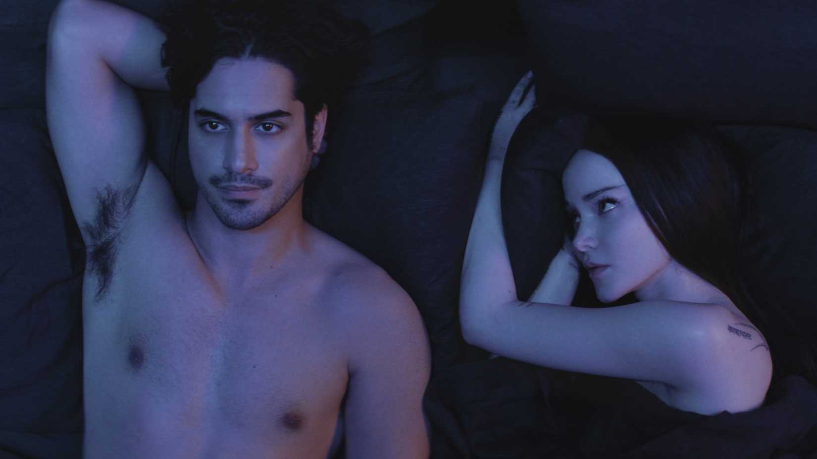 Avan Jogia als Oliver schaut an die Decke und Dove Cameron als Ciara schaut ihn in 56 Tagen an