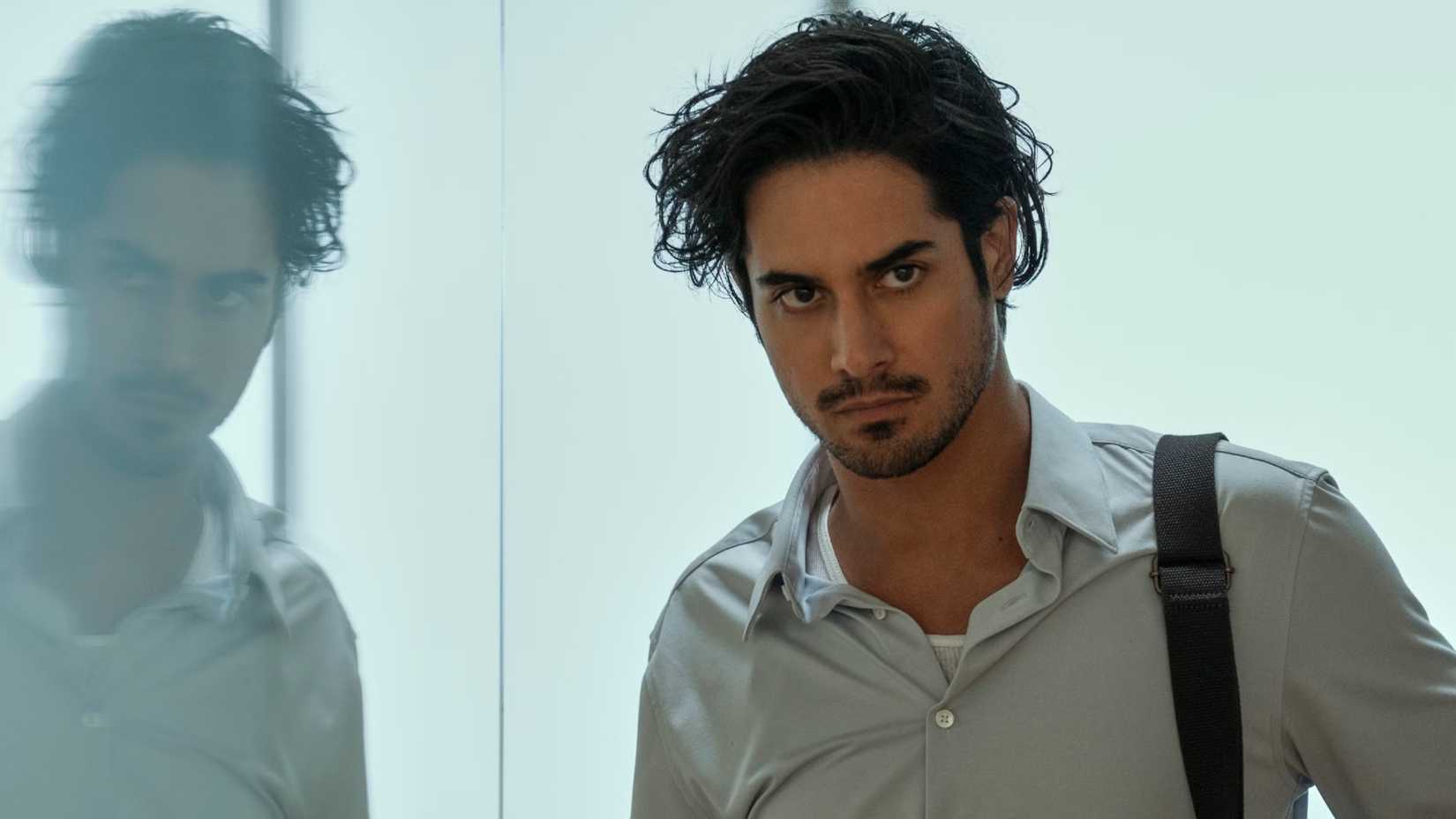 Avan Jogia em uma cena séria de 56 Dias