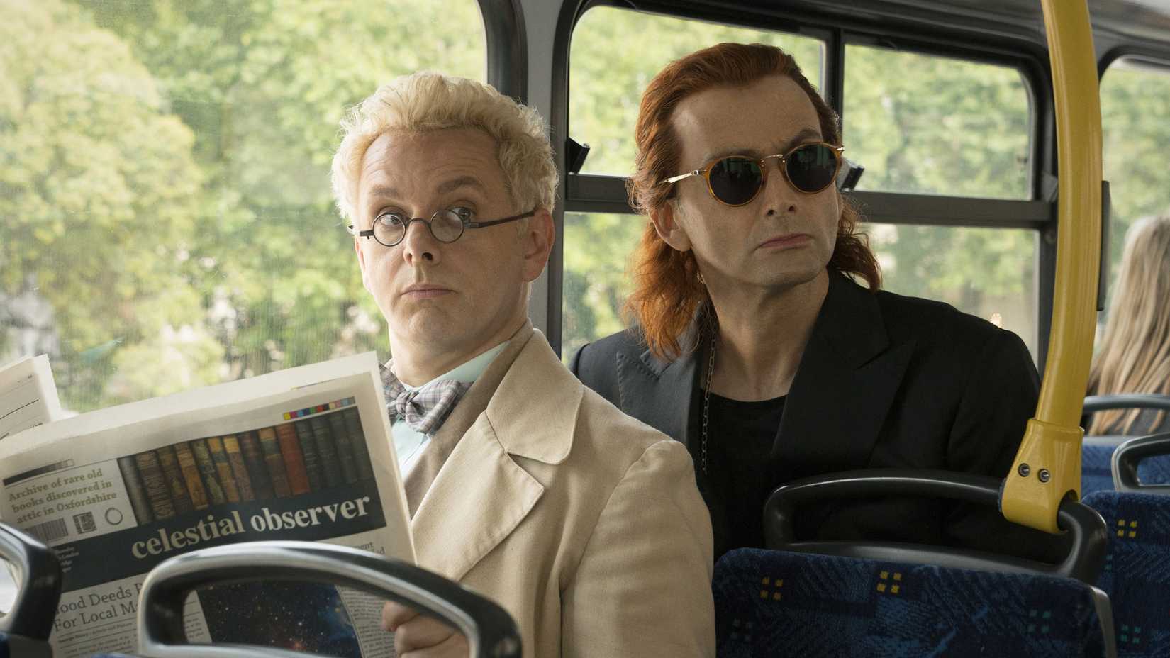 Aziraphale e Crowley no ônibus em Good Omens