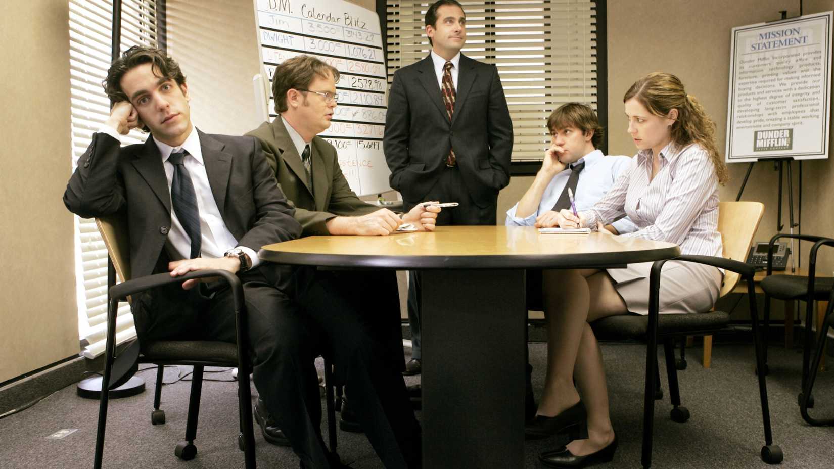 B.J. Novak, Rainn Wilson, Steve Carell, John Krasinski e Jenna Fischer em uma sala de reunião em The Office