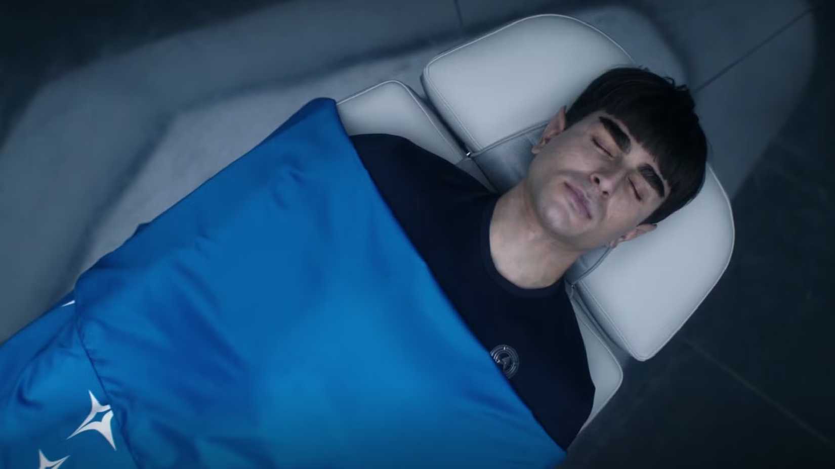 Bavis Körper mit einer Flagge der Föderation darüber in Star Trek: Starfleet Academy.