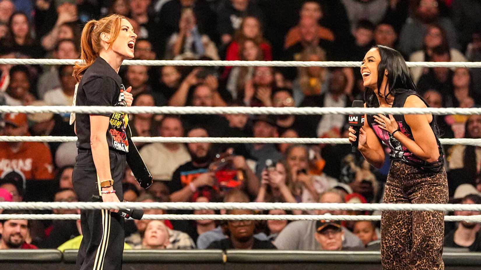 Becky Lynch e AJ Lee em um evento da WWE.