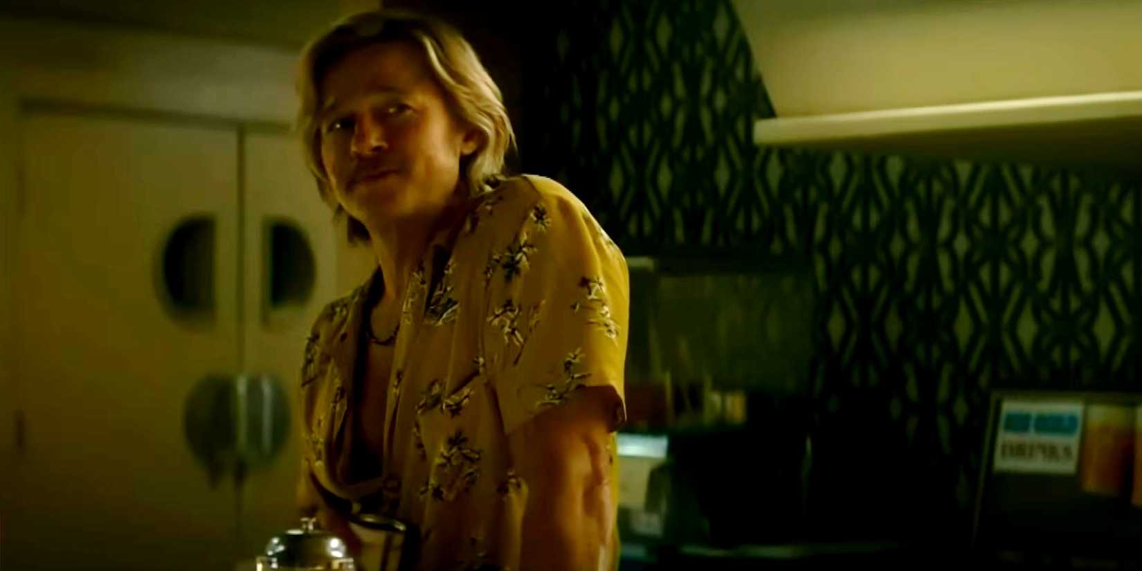 Brad Pitt com uma cerveja em The Adventures of Cliff Booth