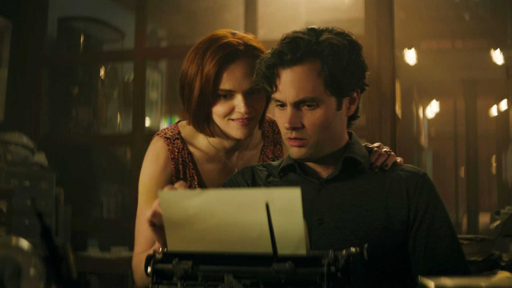 Bronte (Madeline Brewer) e Joe Goldberg (Penn Badgley) em 'You'