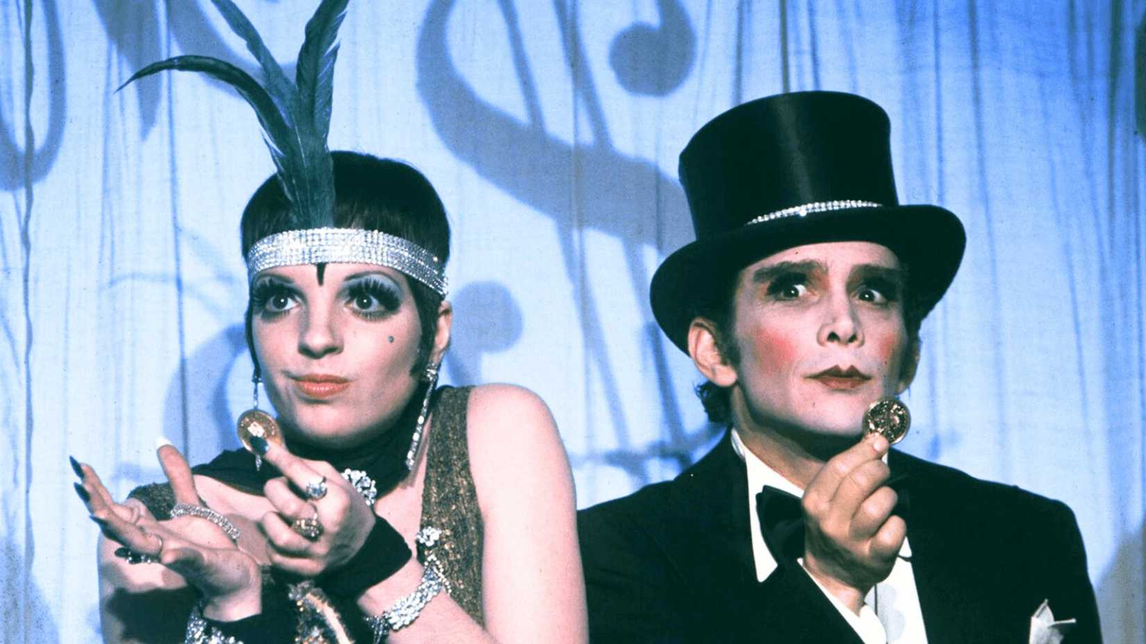 Joel Grey como Mestre de Cerimônias em Cabaret
