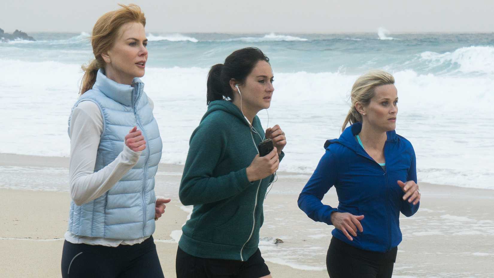 Celeste, Jane und Madeline joggen am Strand in Staffel 1 von Big Little Lies