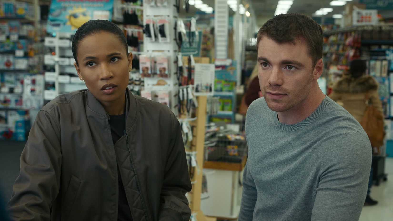 Chelsea e Peter na 3ª temporada de The Night Agent