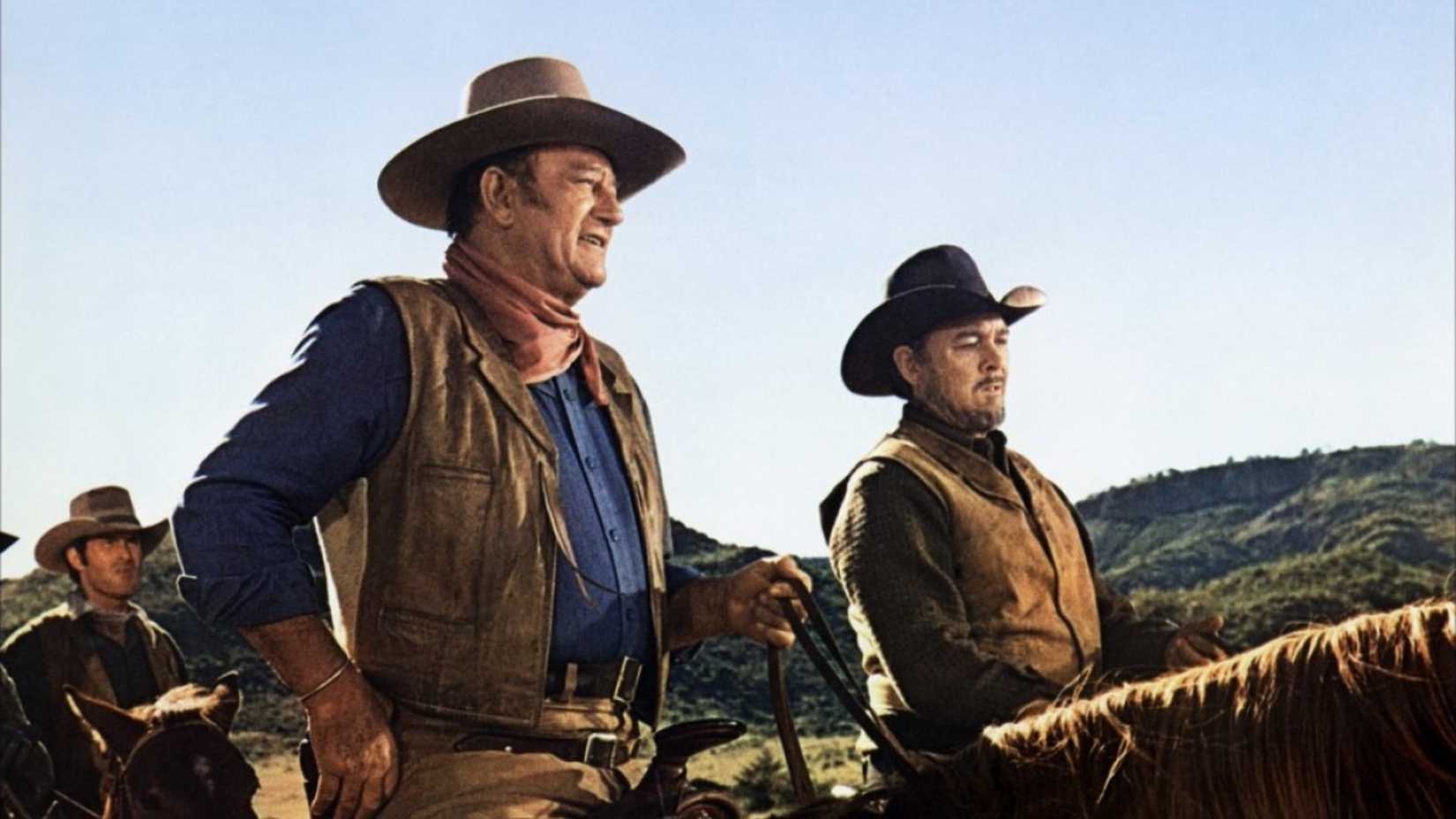 Chisum senta montado em seu cavalo no filme de mesmo nome