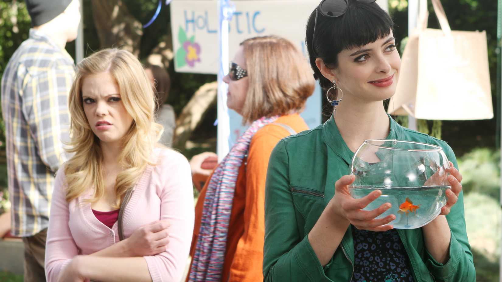 Chloe, June e um peixe dourado em Don't Trust the B---- In Apartment 23